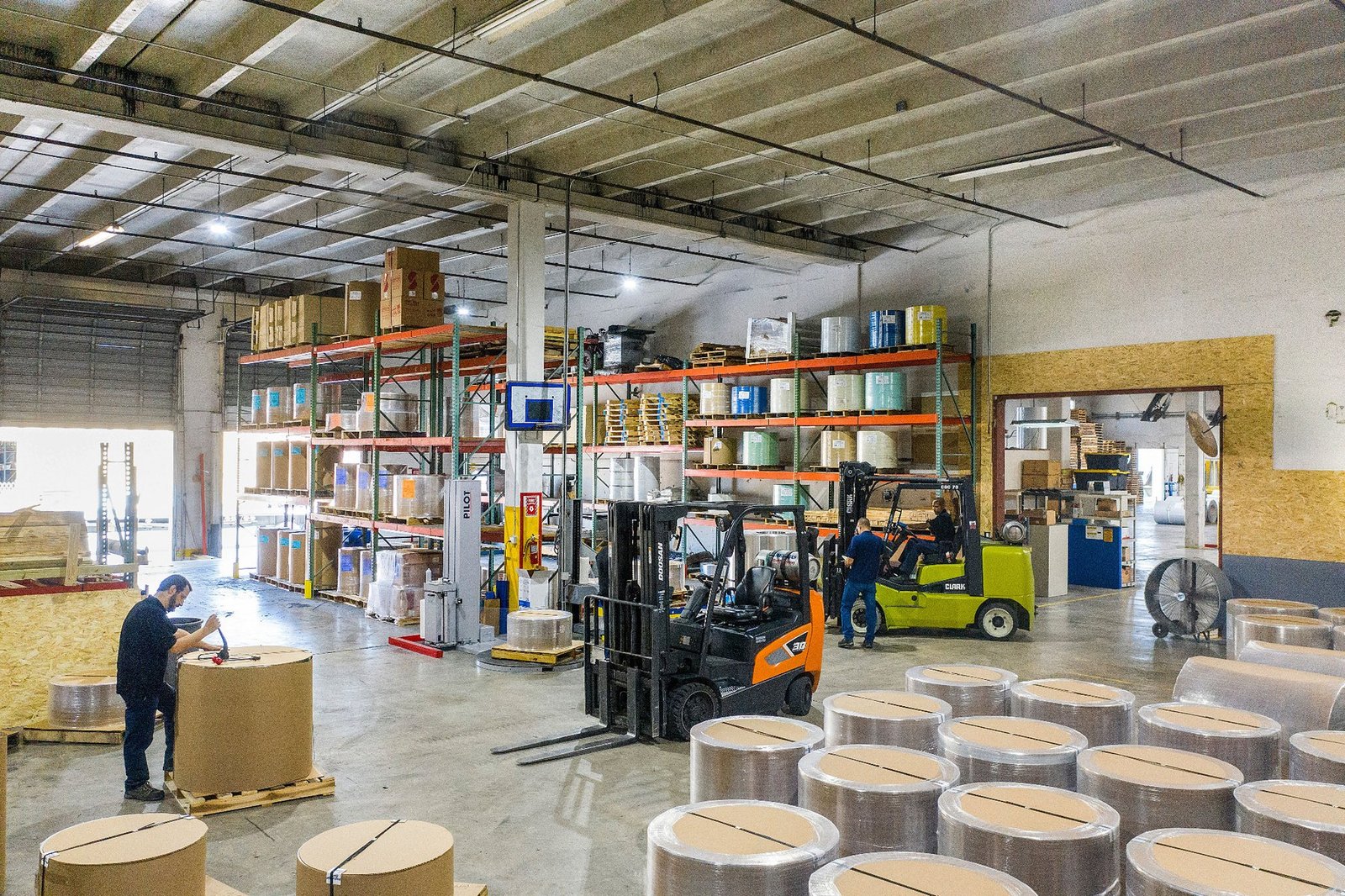 Operación de manufactura y almacén con manejo de materiales