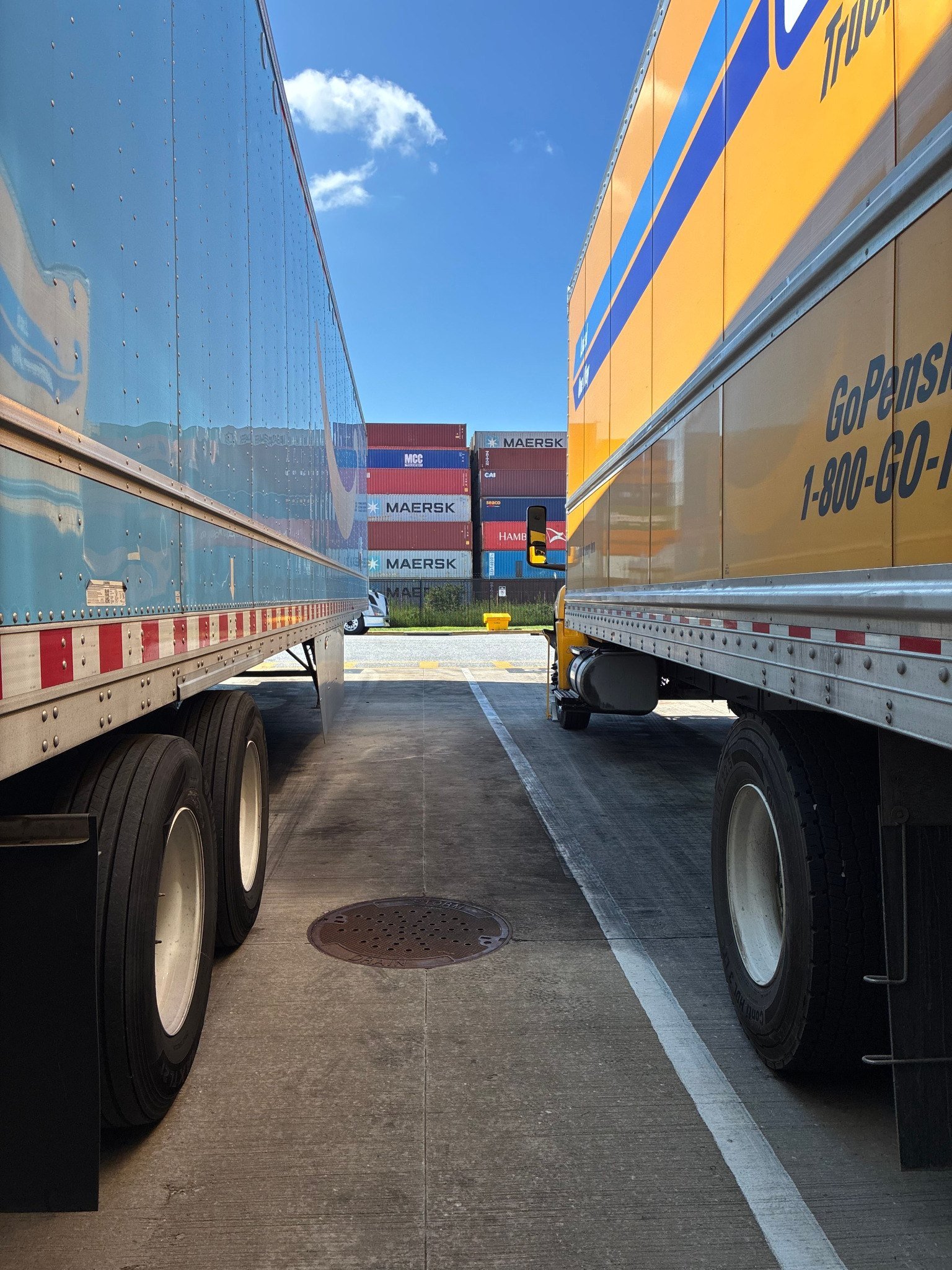 Unidades de transporte y contenedores en operación logística
